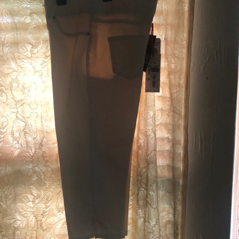 Women’s size 8 capri pants